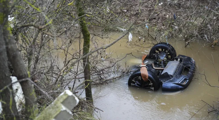 İzmir'de dere yatağına düşen otomobildeki 2 kız kardeşin cesedi bulundu