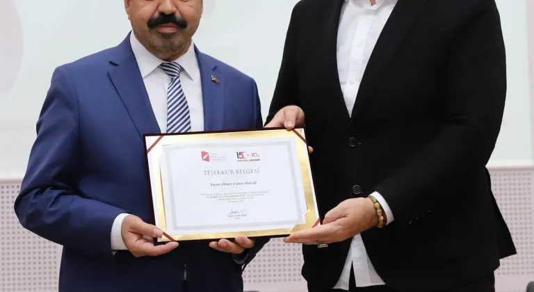 İzmir'de düzenlenen panelde 15 Temmuz'da medyanın rolü ele alındı