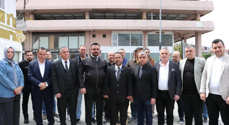 İzmir'de esnaf, Cemil Tugay'ın kendilerine yönelik sözlerine takım elbise giyerek tepki gösterdi
