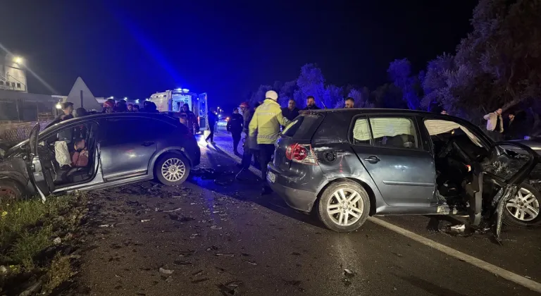 İzmir'de iki otomobilin çarpışması sonucu 4 kişi yaralandı