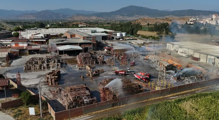 İzmir'de kağıt fabrikasının deposunda çıkan yangın kontrol altında
