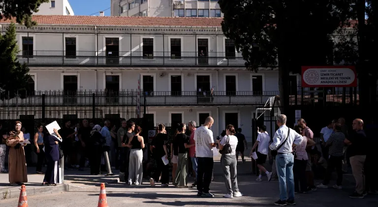 İzmir'de KPSS Genel Yetenek-Genel Kültür oturumu başladı