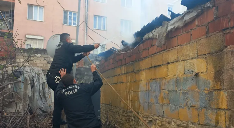 İzmir'de kümeste çıkan yangına ilk müdahaleyi çevik kuvvet ekibi yaptı