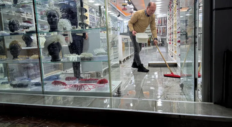 İzmir'de kuvvetli fırtına ve sağanak hayatı olumsuz etkiledi