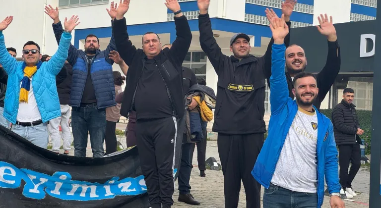 İzmir'de lösemi tedavisi süren 3 yaşındaki Afra için gökyüzüne balonlar bırakıldı