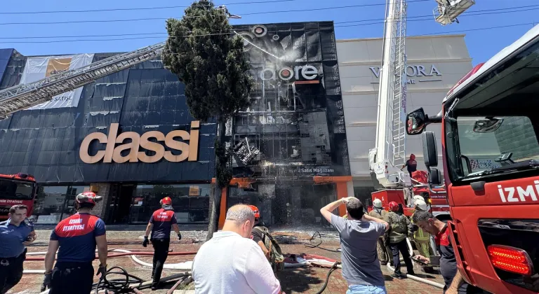 İzmir'de mobilya mağazasında çıkan yangın kontrol altına alındı