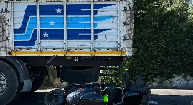 İzmir'de park halindeki tıra çarpan motosiklet sürücüsü öldü