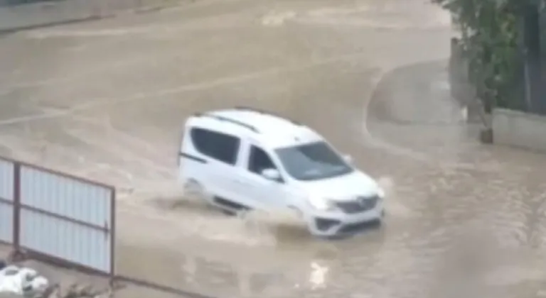 İzmir’de sağanak etkili oldu: Cadde ve sokaklarda su birikintileri oluştu