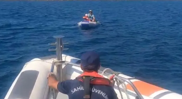 İzmir'de sürüklenen lastik bottaki kişi ve çocuk kurtarıldı