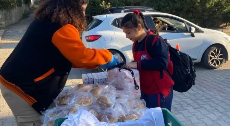 İzmir’de Süt ve Simit Dağıtımı Sürüyor