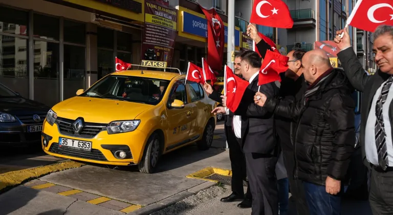 İzmir'de taksiciler Türk bayraklarıyla konvoy oluşturdu