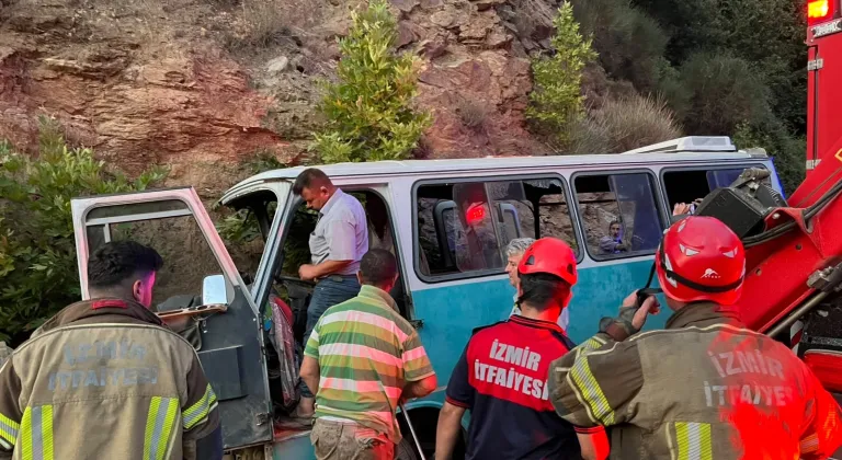 İzmir'de tarım işçilerini taşıyan minibüsün yamaca çarpması sonucu 1 kişi öldü, 8 kişi yaralandı