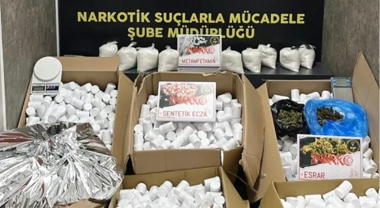 İzmir'de "torbacı"lara dağıtılacak 366 bin 400 uyuşturucu hap ele geçirildi