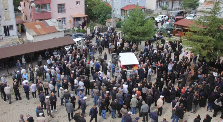 İzmir'de trafik kazasında ölen gurbetçi çiftin cenazeleri memleketleri Sivas'ta defnedildi