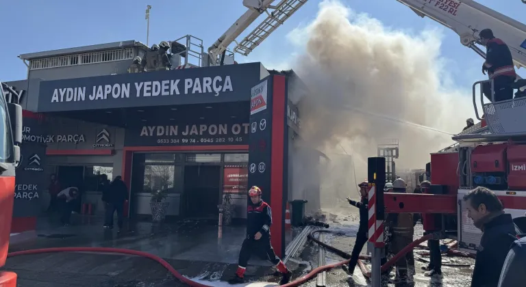 İzmir'de yedek parça dükkanında çıkıp 2 iş yerine sıçrayan yangın kontrol altında