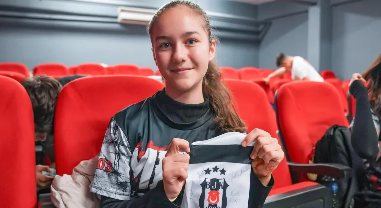 İzmirli öğrencilerin tribünde Beşiktaş maçı izleme hayali gerçeğe dönüştü