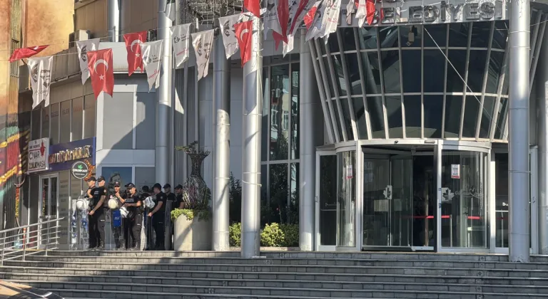 İzmit Belediyesine yönelik yolsuzluk soruşturmasında 28 şüpheli gözaltına alındı