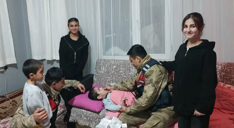 Jandarma karla kaplı bölgede 2 kilometre yürüyerek engelli çocuğa ilacını ulaştırdı
