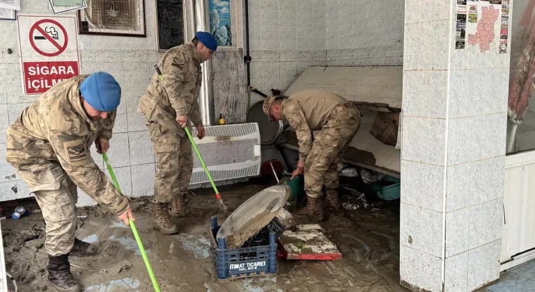Jandarma selden etkilenen Havza'da yaraları sarmak için görev yapıyor
