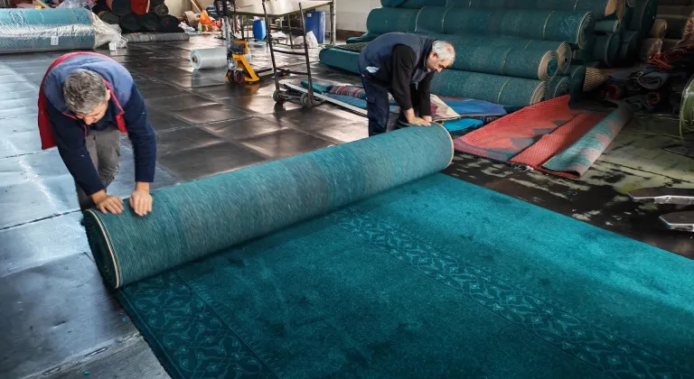 Japonya'daki Türk nişanesi Tokyo Camisi'nin yeni halıları Demirci'de dokundu