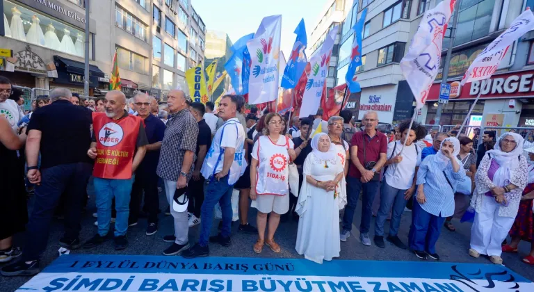 Kadıköy'de 1 Eylül Dünya Barış Günü yürüyüşü düzenlendi