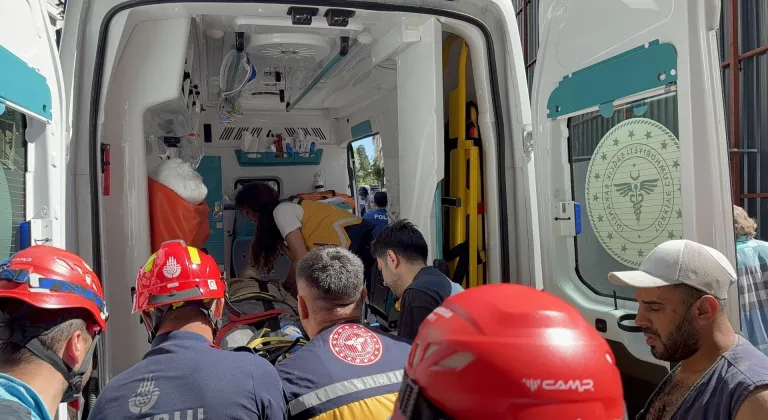 Kadıköy'de bina yıkımı sırasında göçük altında kalan 2 işçi kurtarıldı