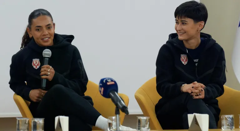 Kadın futbolcular, başarı hikayelerini anlattı