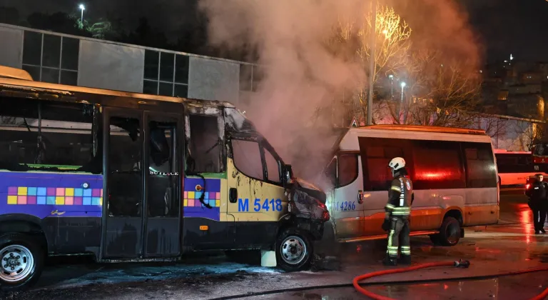 Kağıthane'de akaryakıt istasyonundaki 2 minibüste çıkan yangın söndürüldü