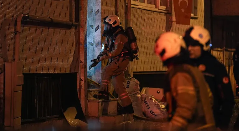 Kağıthane'de bir binanın çatı katında çıkan yangın söndürüldü