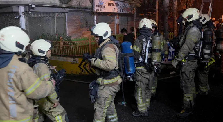 Kağıthane'de iş hanında çıkan yangında mahsur kalan 11 kişi kurtarıldı