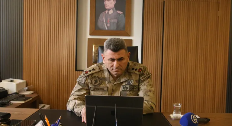 Kahramanmaraş İl Jandarma Komutanı ve İl Emniyet Müdürü, AA'nın "Yılın Kareleri"ni oyladı