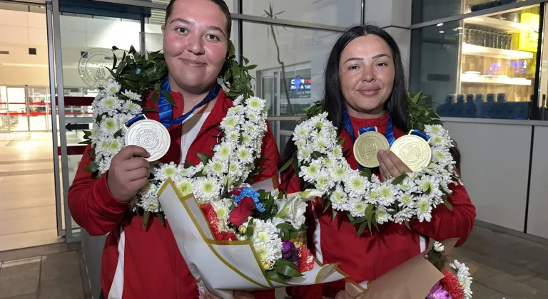 Kahramanmaraşlı milli sporcular havalimanında çiçeklerle karşılandı