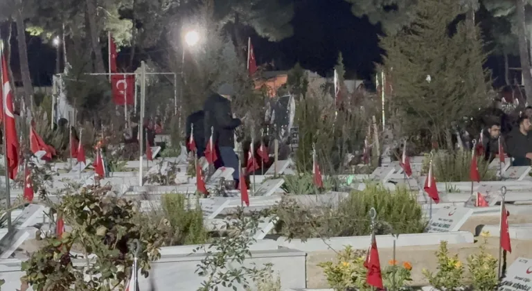 Kahramanmaraş'ta depremlerin üçüncü yılında mezarlık ziyaretleri geceden başladı