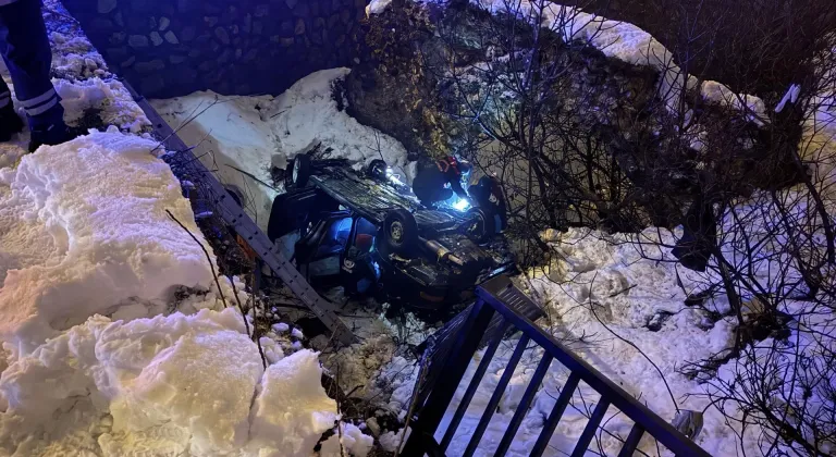 Kahramanmaraş'ta köprüden düşen otomobildeki 5 kişi yaralandı