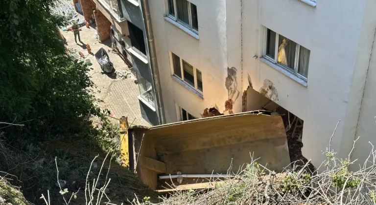 Kamyonun istinat duvarından devrilip bir apartmana çarptığı kazada 2 kişi yaralandı