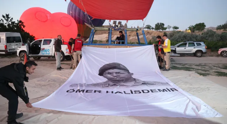 Kapadokya'da sıcak hava balonları 15 Temmuz dolayısıyla Türk bayrakları ve afişlerle uçtu