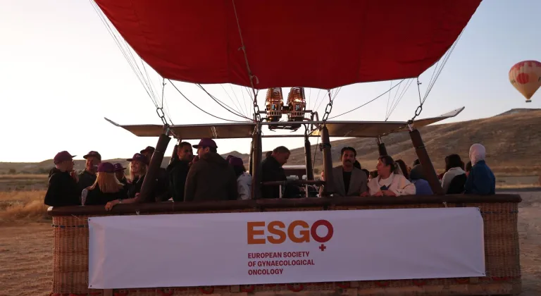Kapadokya'da sıcak hava balonları rahim ağzı kanserine dikkati çekmek için havalandı