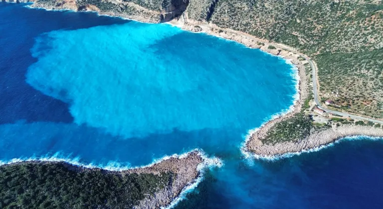 Kaputaş Plajı'nda yağışın etkisiyle denizin rengi mavinin farklı tonlarına dönüştü