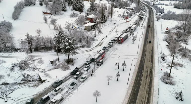 Kar yağışı nedeniyle trafiğe kapanan Uşak-Ankara kara yolu ulaşıma açıldı