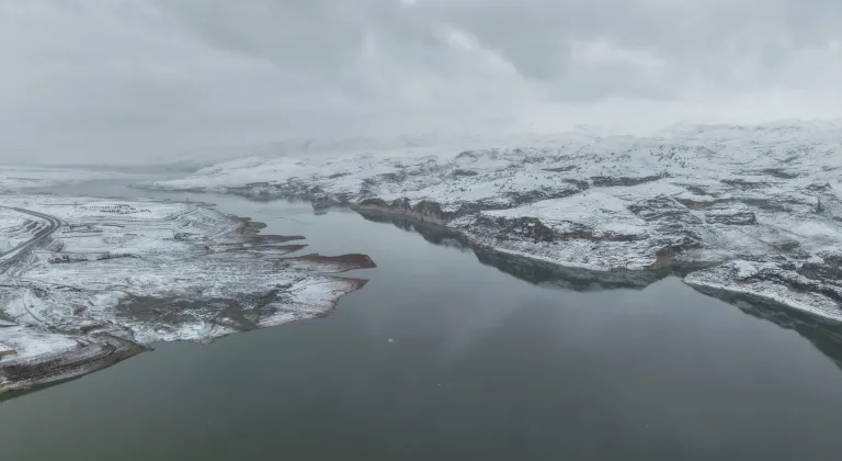 Kar yağışıyla beyaza bürünen Ilısu Barajı'nın çevresi dronla görüntülendi