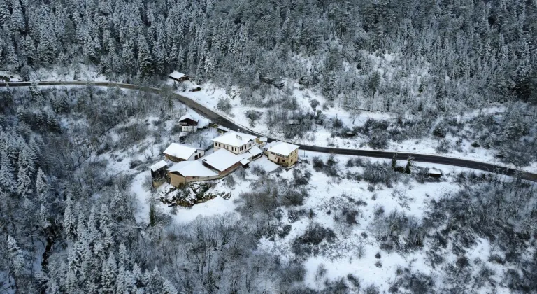 Karabük ve Bolu'nun yüksek kesimleri kar yağışıyla beyaza büründü