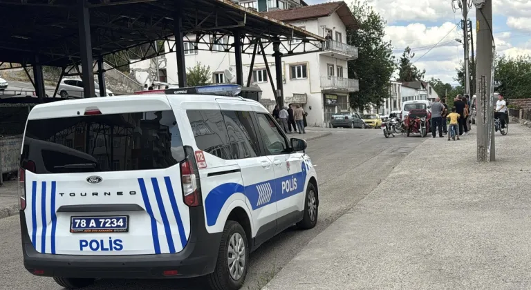 Karabük'te hafif ticari araçla çarpışan elektrikli motosikletteki 5 kişi yaralandı