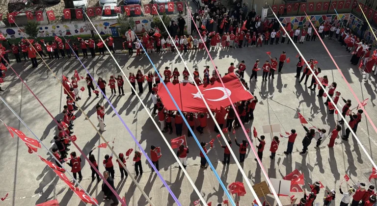 Karabük'te ilkokul öğrencilerinden "Bayrağa Saygı" yürüyüşü