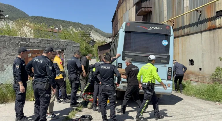 Karabük'te minibüsün altında kalan motosikletin sürücüsü yaralandı