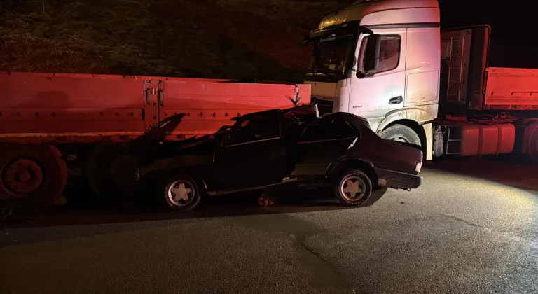 Karabük'te park halindeki tıra çarpan otomobildeki 2 kişi yaralandı