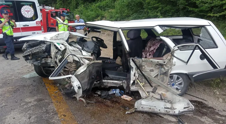 Karabük'te tırla çarpışan otomobildeki 1 kişi öldü, 2 kişi ağır yaralandı