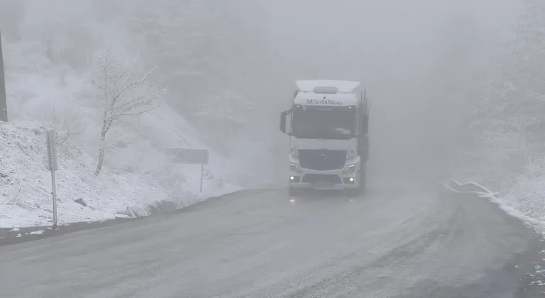 Karabük'ün yüksek kesimlerinde kar ve sis etkili oluyor
