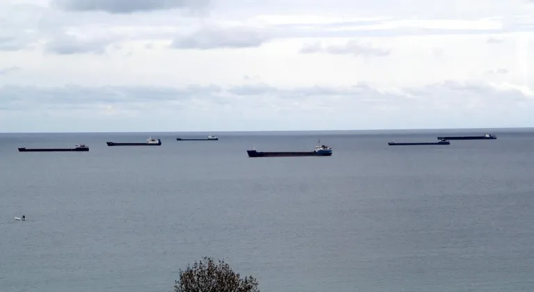 Karadeniz'de beklenen fırtına öncesi yük gemileri Sinop doğal limanına demirledi