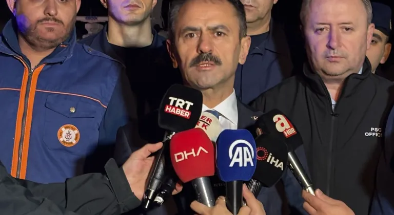 Karadeniz'de yangın çıkan "KAIROS" gemisinden kurtarılan 25 personel Kocaeli'deki limana getirildi