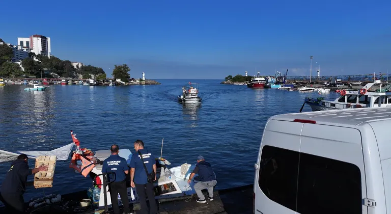 Karadeniz'e açılan balıkçılar, Akçakoca Limanı'na bol palamutla döndü
